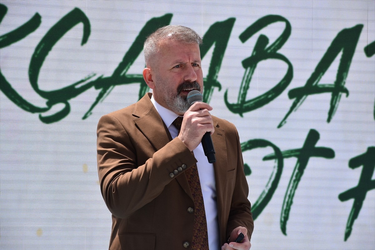 Trabzon'un Akçaabat ilçesinde bu yıl ilk kez "Ot Festivali" gerçekleştirildi. Akçaabat Belediyesi...