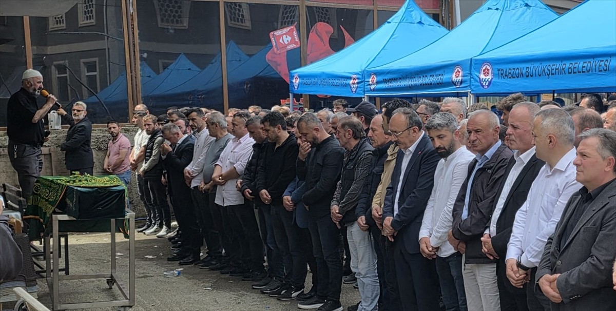 Trabzon'un Akçaabat ilçesinde denizde boğulan 14 yaşındaki Çınar Karbuz'un cenazesi, Düzköy...