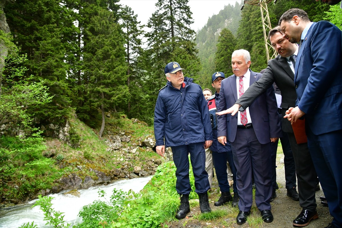 Trabzon'un Çaykara ilçesinde 5 gün önce dereye düşen 9 yaşındaki çocuğu arama çalışmaları sürüyor....
