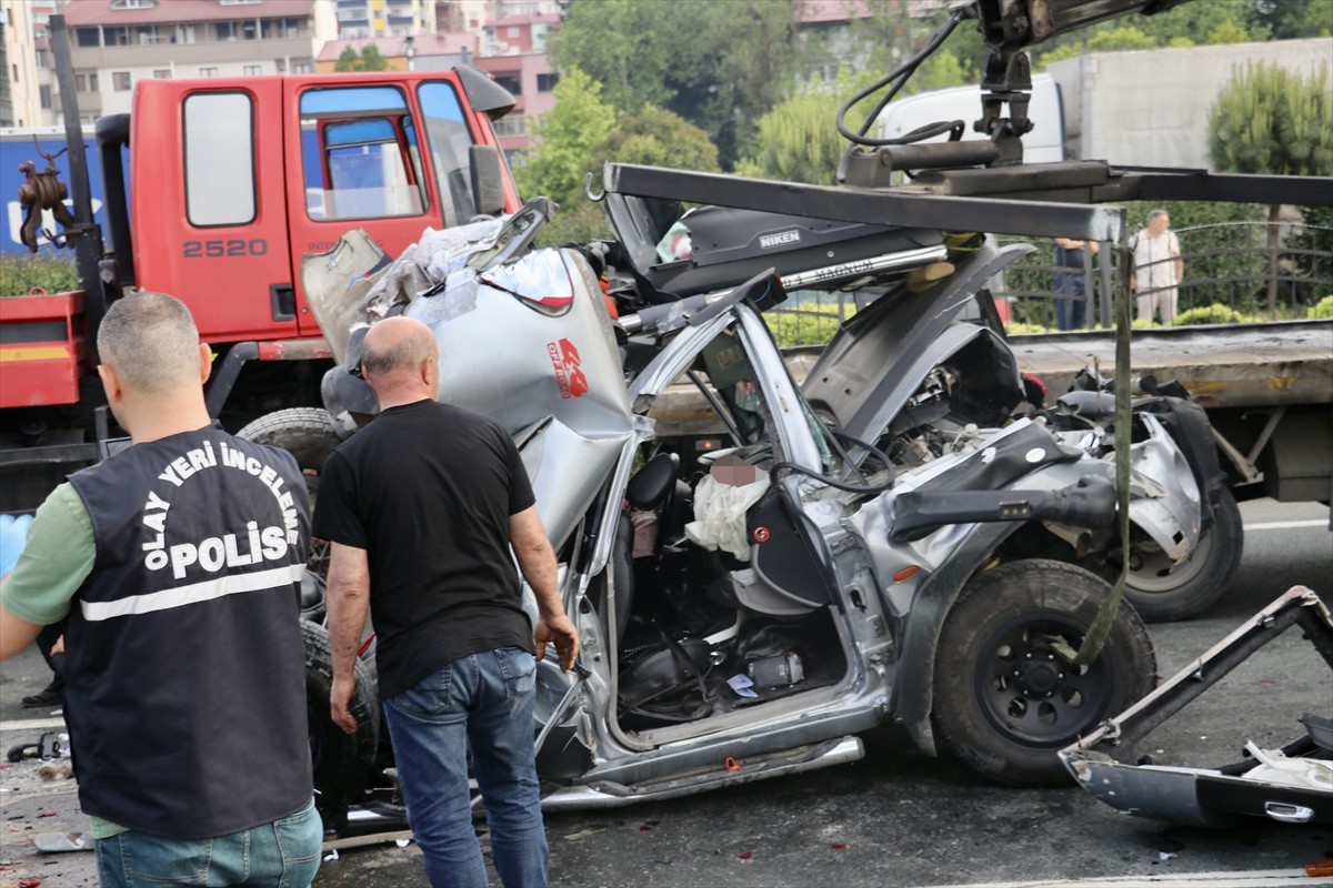  Trabzon'un Yomra ilçesinde zincirleme trafik kazasında 3 kişi yaralandı. 