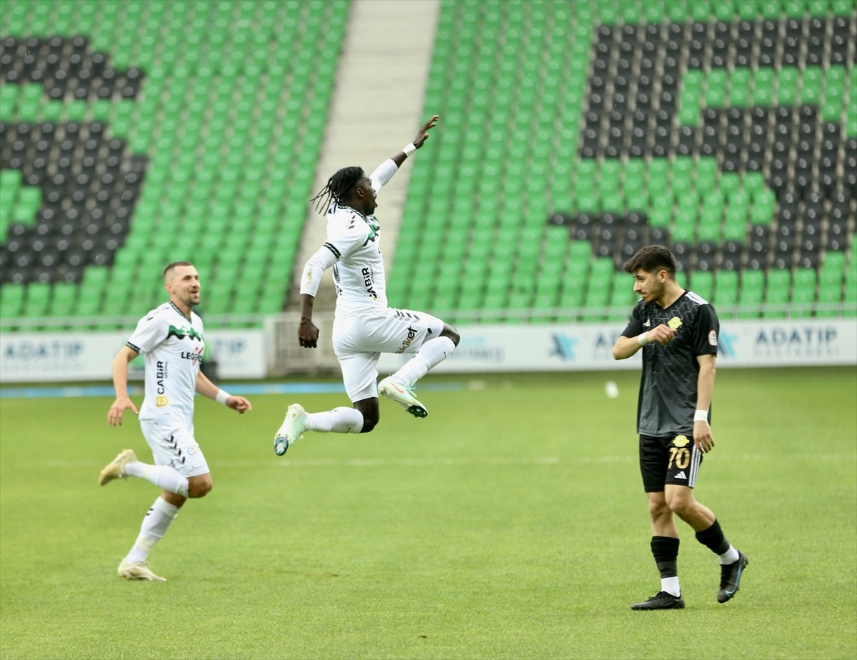 Trendyol 1. Lig'de 38. ve son haftasında Sakaryaspor ile Esenler Erokspor, Yeni Sakarya Atatürk...