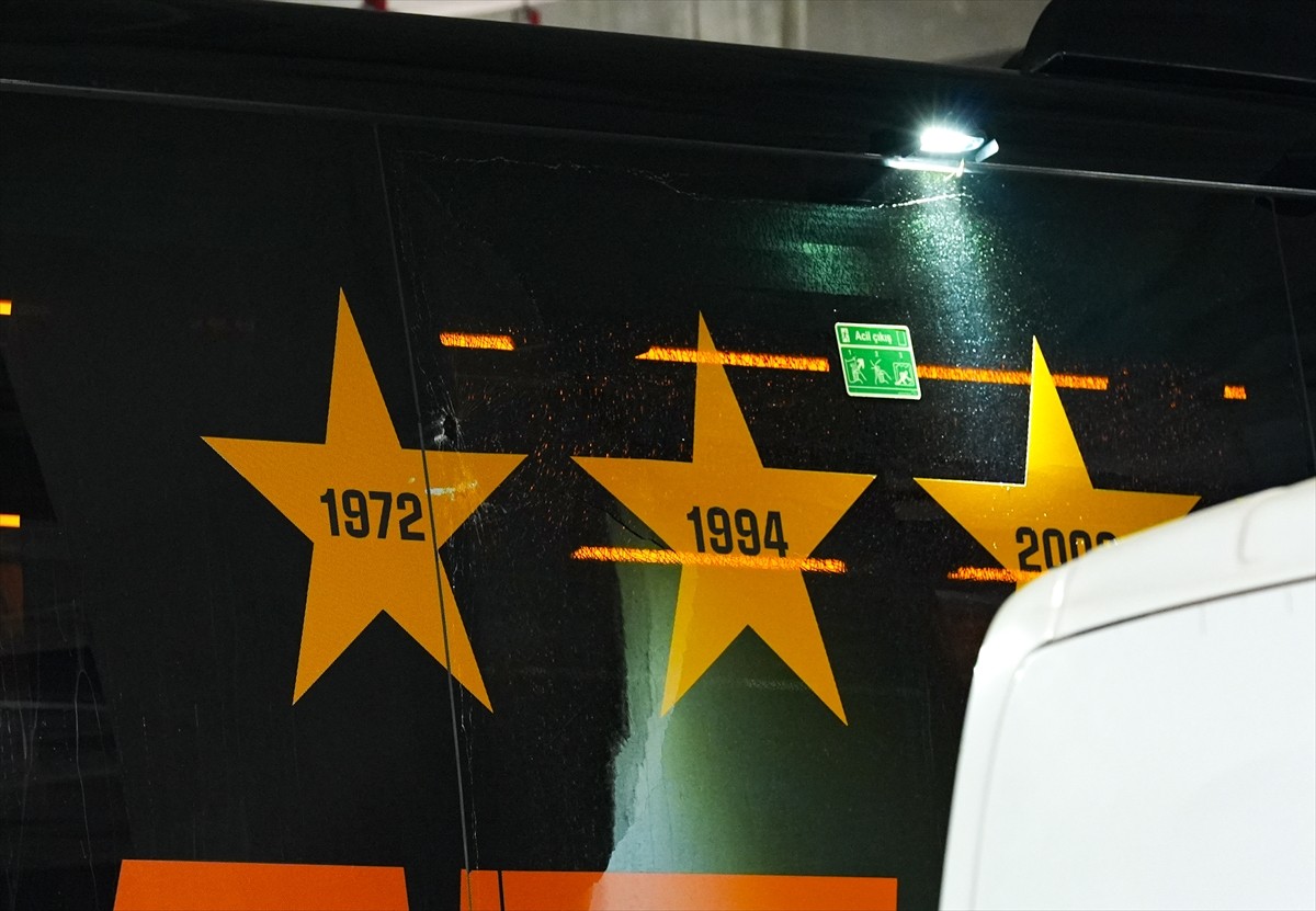 Trendyol Süper Lig'in 37. haftasında Göztepe'yi 2-0 mağlup eden Galatasaray kafilesi stattan...