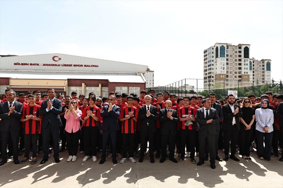 Trendyol Süper Lig ekiplerinden Gaziantep FK'nin 160 bin forması kentteki öğrencilere dağıtılacak....