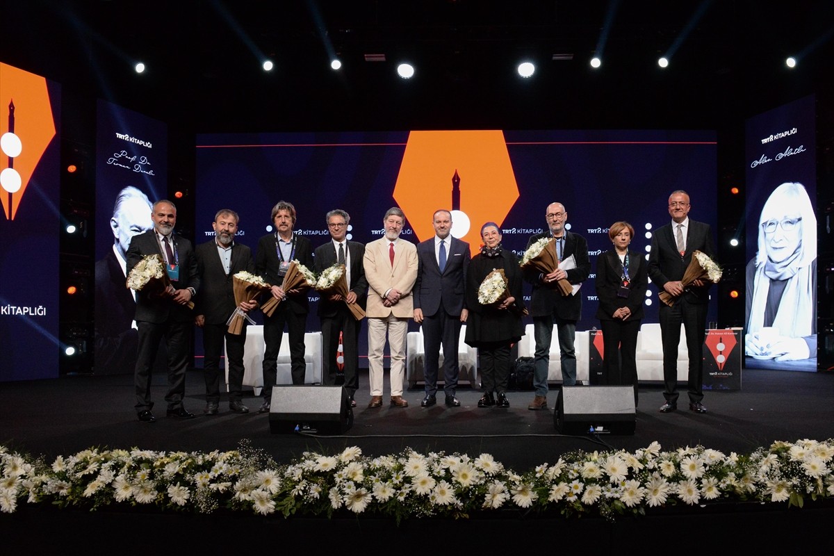 TRT Genel Müdürü Mehmet Zahid Sobacı, TRT 2'nin ekranlarda iz bırakan kültür-sanat programlarını...