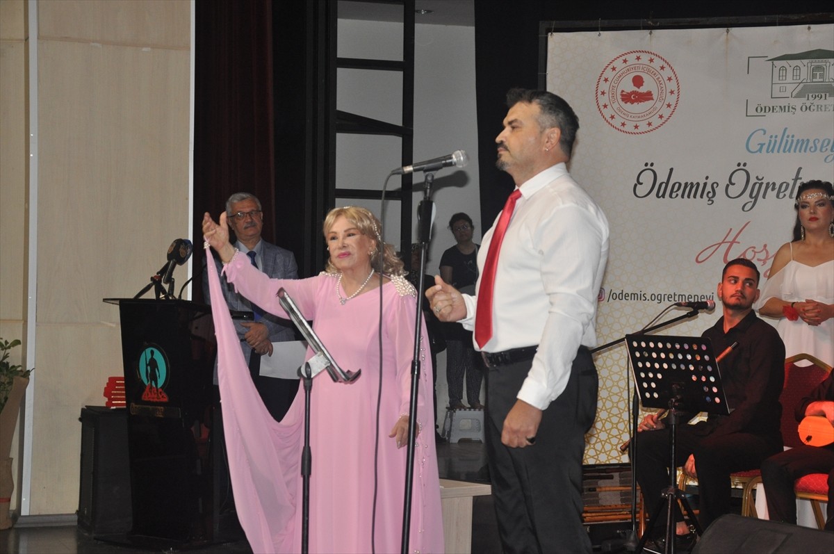 Türk halk müziği sanatçısı Bedia Akartürk, memleketi İzmir'in Ödemiş ilçesinde halk eğitim merkezi...