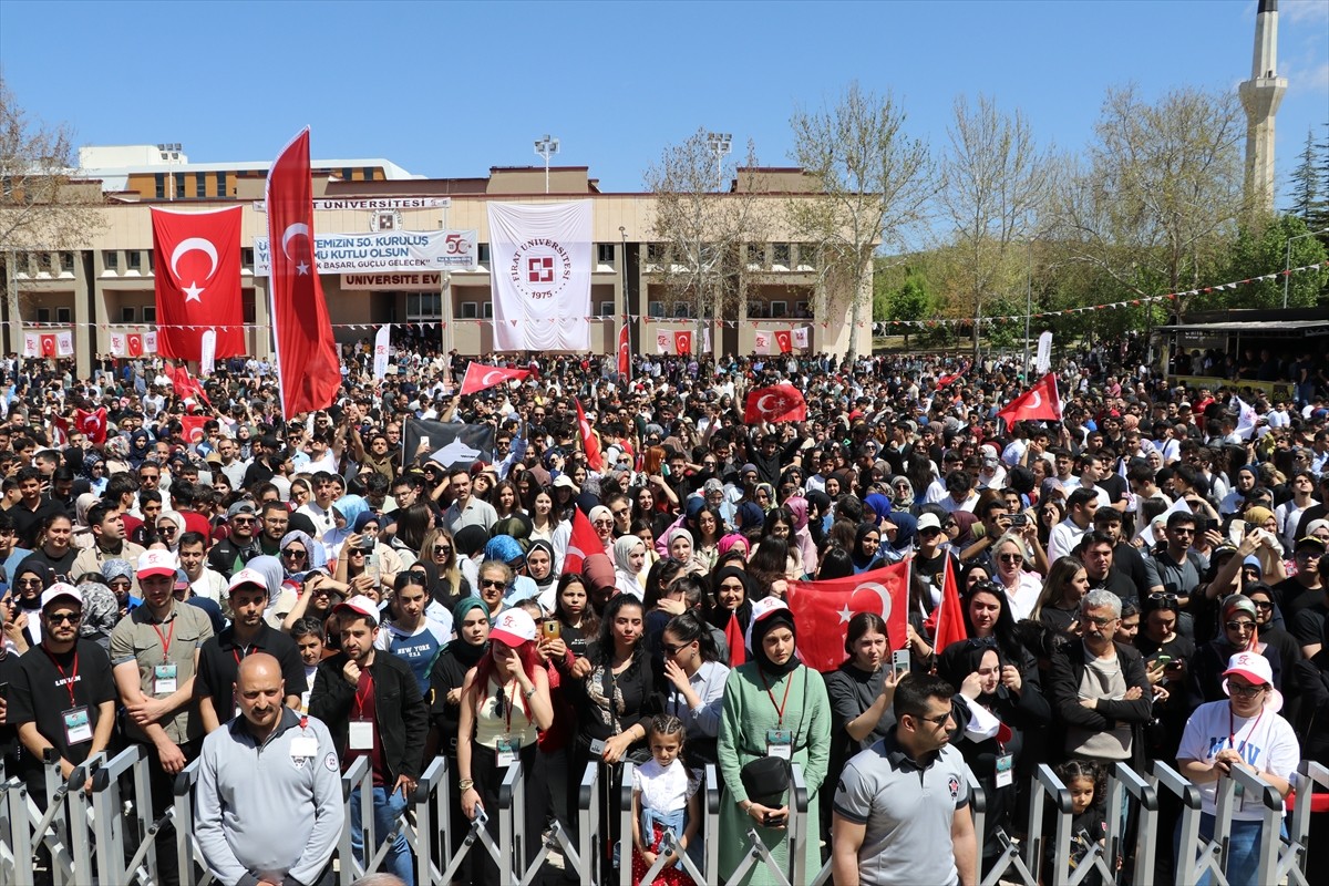 Türk Hava Kuvvetleri akrobasi timi SOLOTÜRK, Elazığ'da Fırat Üniversitesinin 50. kuruluş yılı...