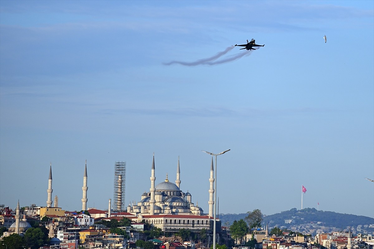 Türk Hava Kuvvetlerinin gösteri ekibi SOLOTÜRK, İstanbul'un fethinin 572. yıl dönümü dolayısıyla...