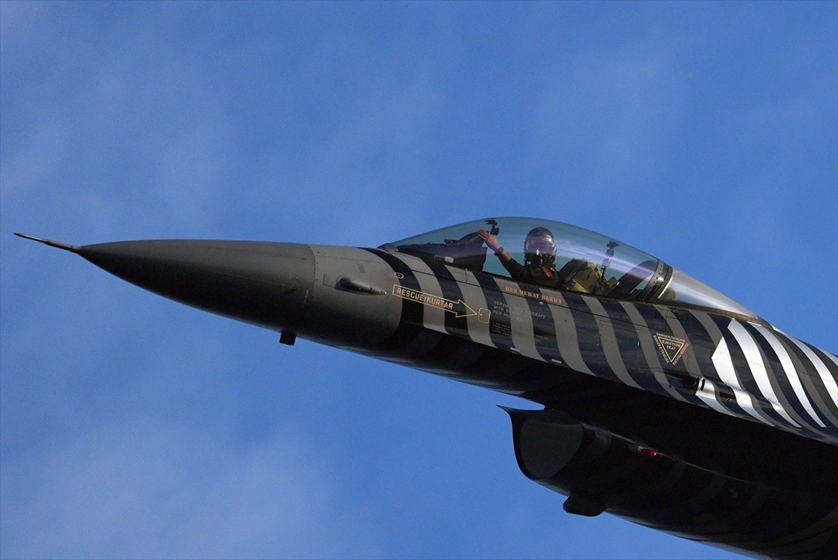 Türk Hava Kuvvetlerinin gösteri ekibi SOLOTÜRK, İstanbul'un fethinin 572. yıl dönümünde İstanbul...