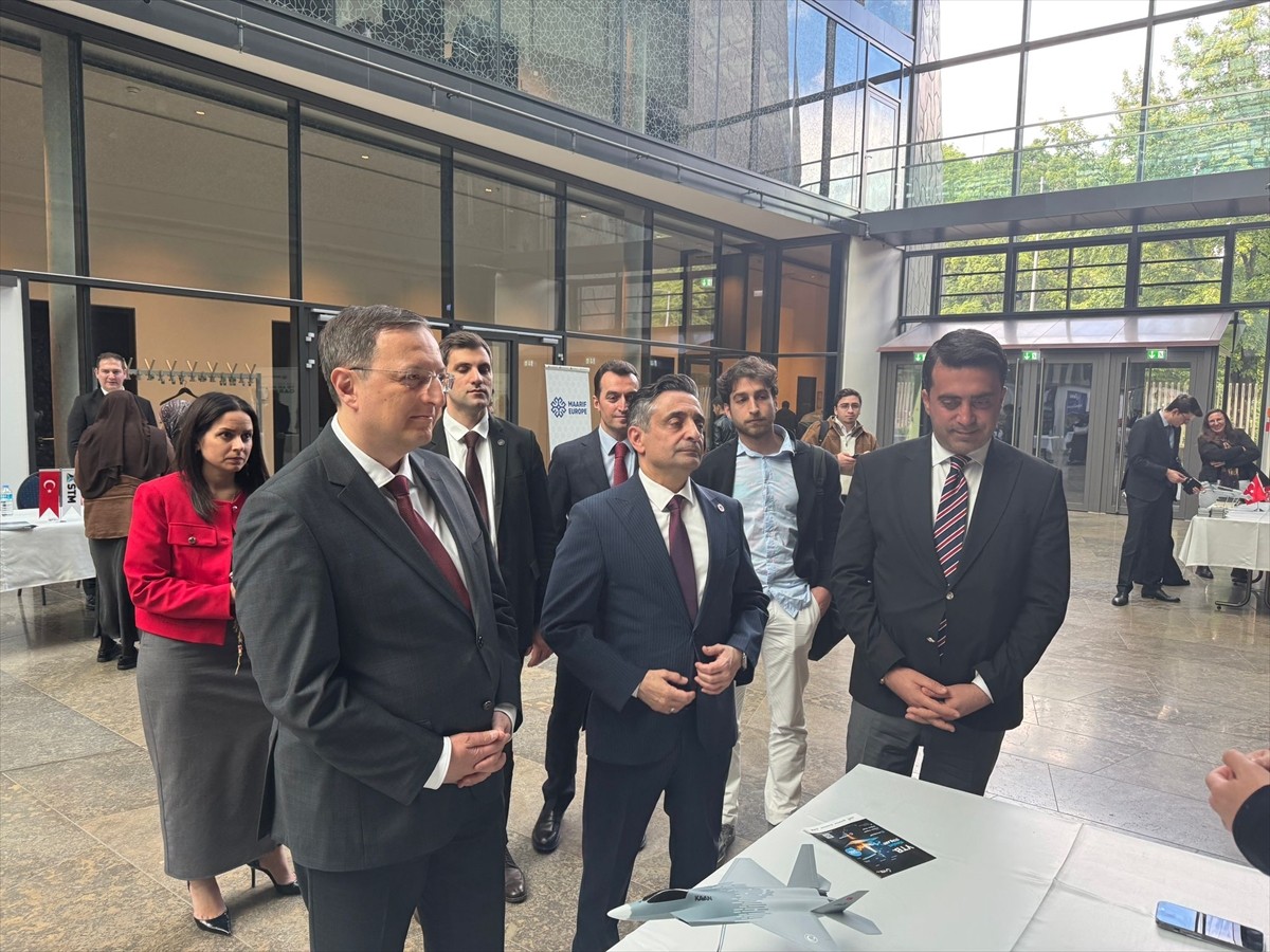 Türk savunma sanayi şirketleri, Almanya'nın başkenti Berlin'de, ülkede yaşayan Türk öğrenci ve...