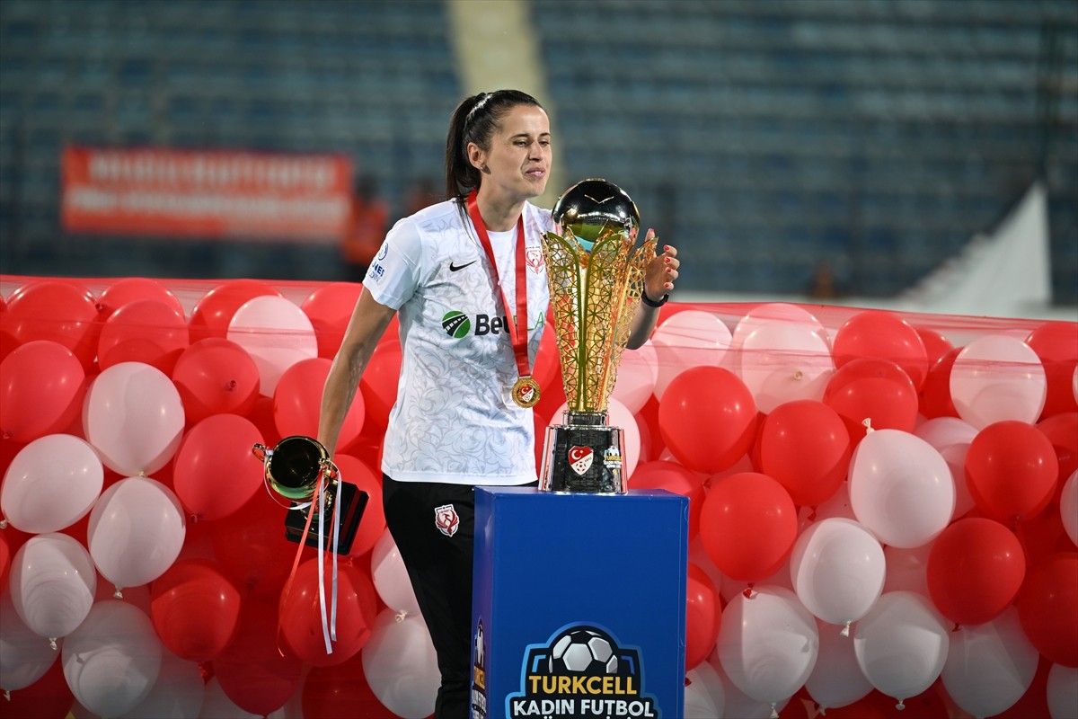 Turkcell Kadın Futbol Süper Ligi'nde 2024-2025 sezonunu şampiyon tamamlayan Ankara Büyükşehir...