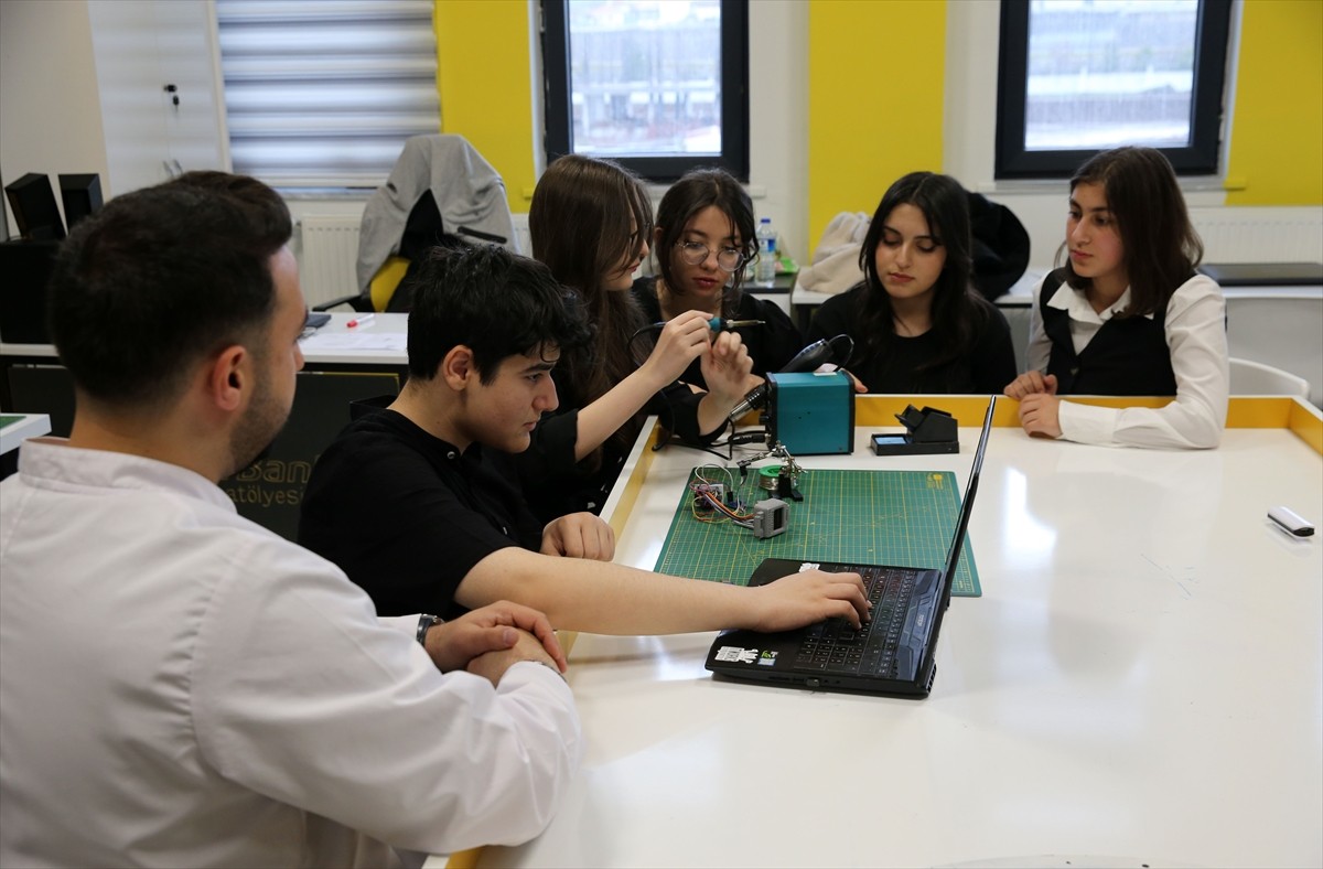 Türkiye'deki depremlerden esinlenen Bitlis Ahmet Eren Bilim ve Sanat Merkezi (BİLSEM) öğrencileri...