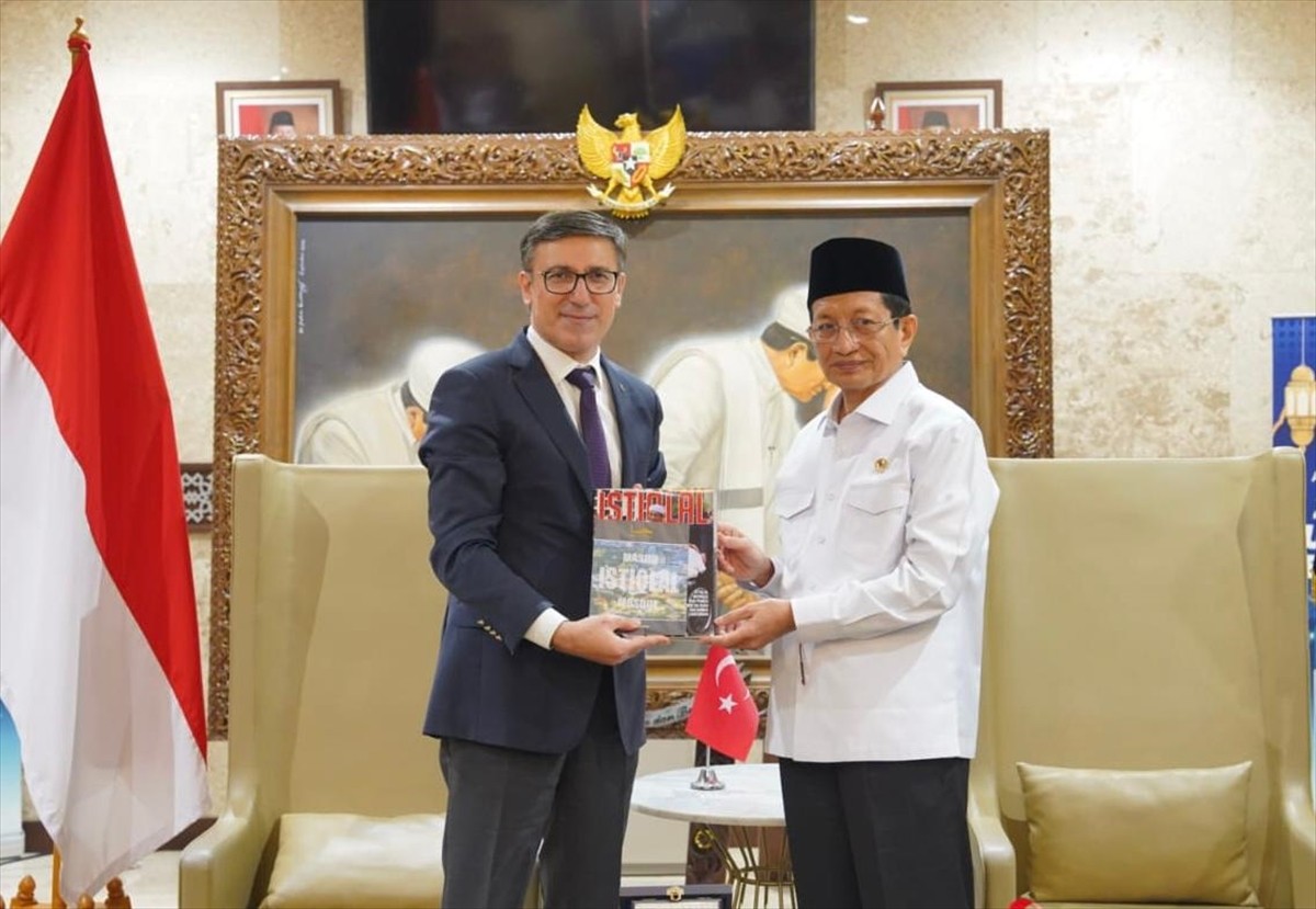 Türkiye'nin Cakarta Büyükelçisi Talip Küçükcan (sol 2), Endonezya Din İşleri Bakanı Prof. Dr....