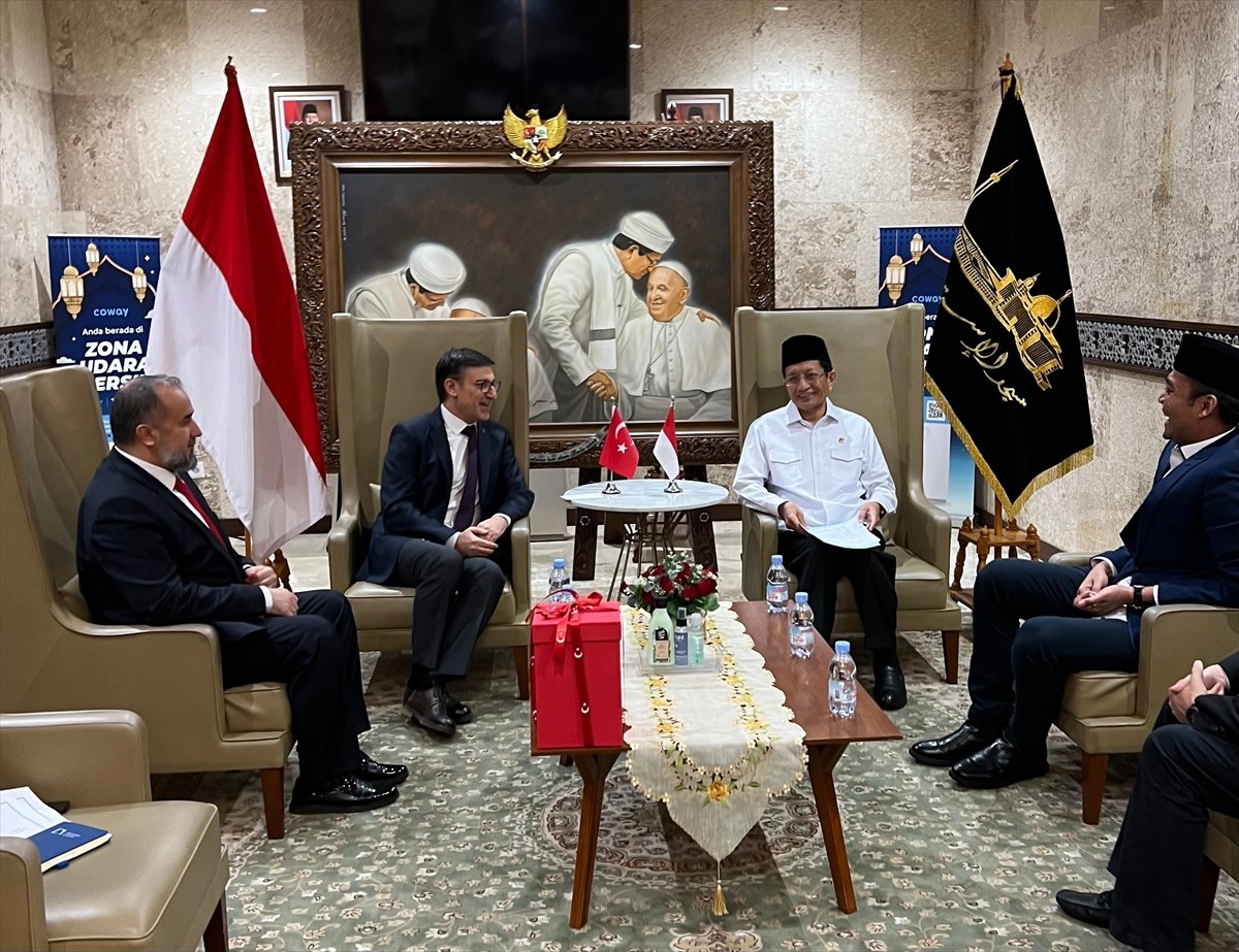Türkiye'nin Cakarta Büyükelçisi Talip Küçükcan (sol 2), Endonezya Din İşleri Bakanı Prof. Dr....