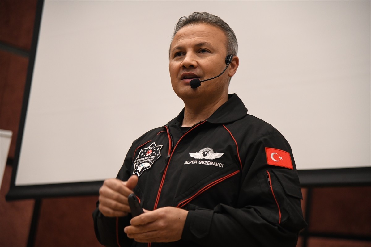 Türkiye'nin ilk astronotu Alper Gezeravcı, Kastamonu'da Halk Eğitim Merkezi Konferans Salonu'nda...