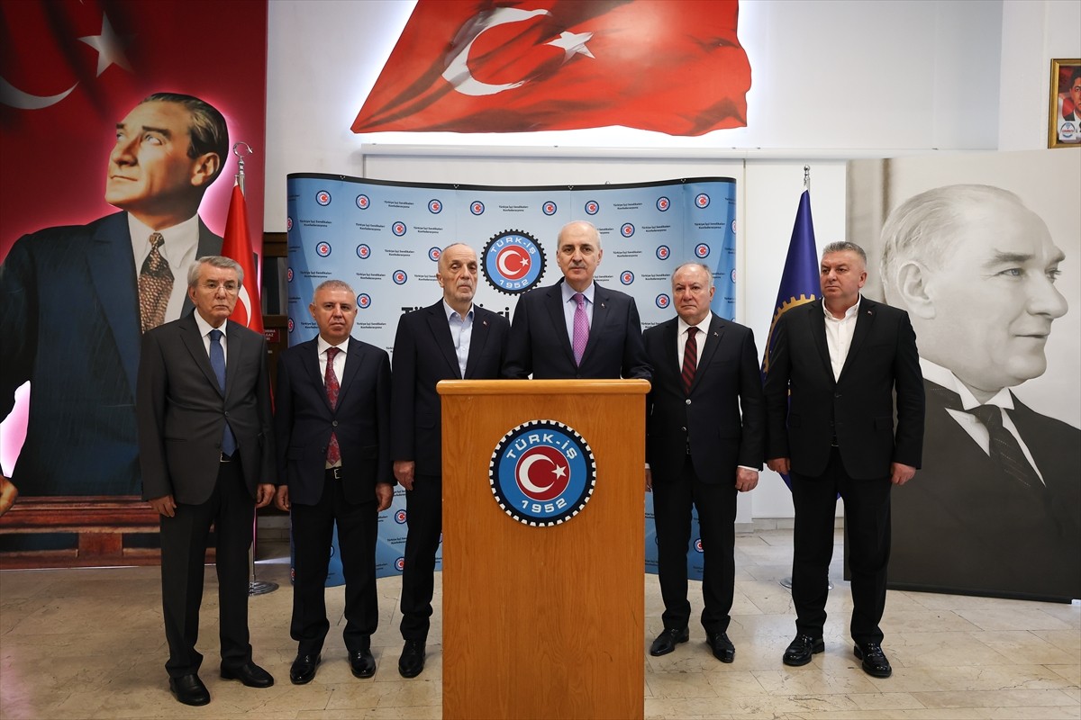 Türkiye Büyük Millet Meclisi Başkanı Numan Kurtulmuş (ortada), Türkiye İşçi Sendikaları...