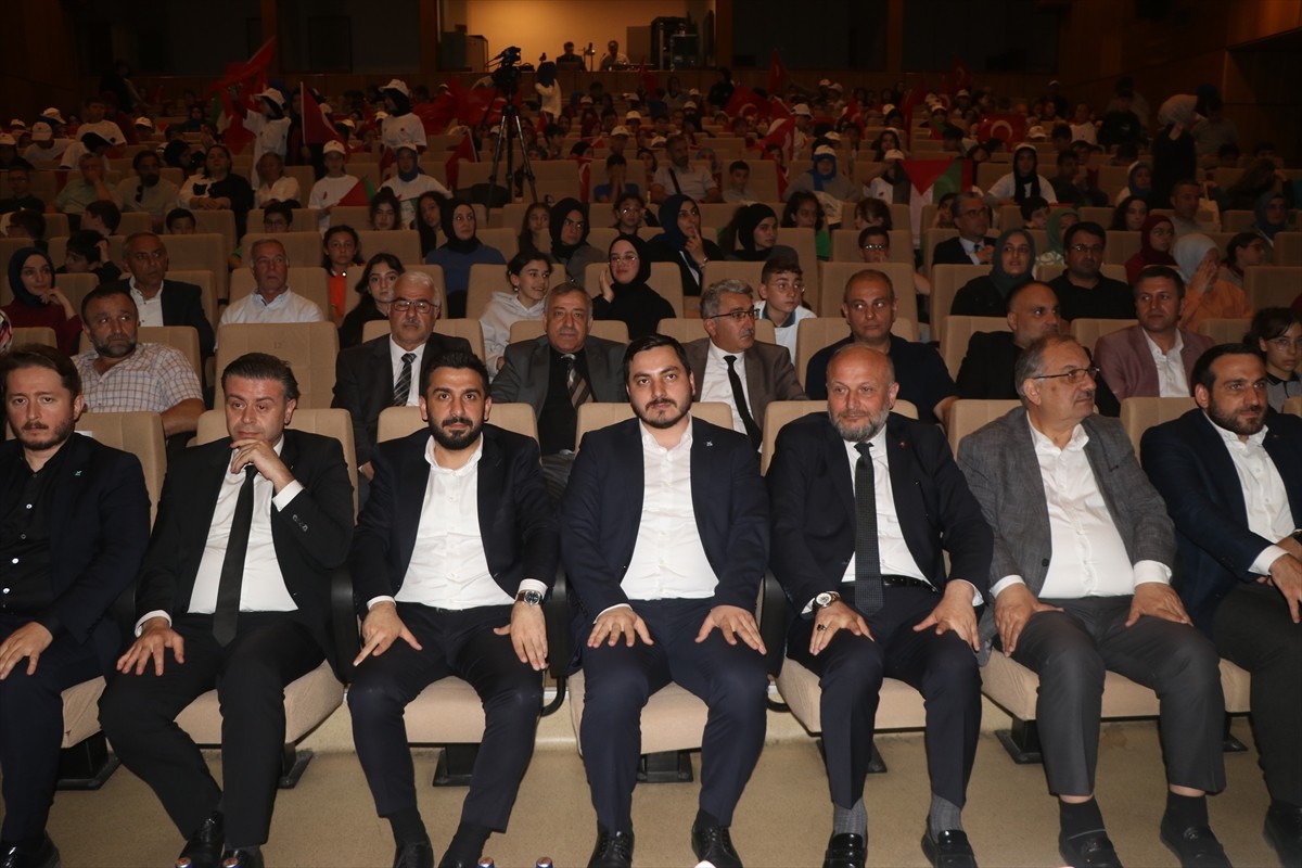 Türkiye Gençlik Vakfı (TÜGVA) Genel Başkanı İbrahim Beşinci, (sol3) Rize İsmail Kahraman Kültür...