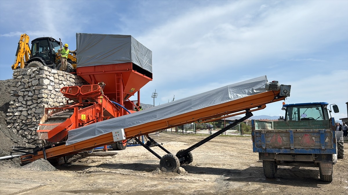 Türkiye Jokey Kulübü (TJK) Elazığ Hipodromu'nda at yarışlarının yapıldığı pistlerde, atık kumlar...