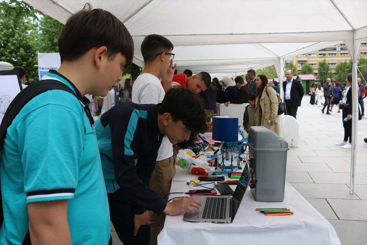 Türkiye Maarif Vakfına (TMV) bağlı Kosova Uluslararası Maarif Okulları, başkent Priştine'de "Bilim...