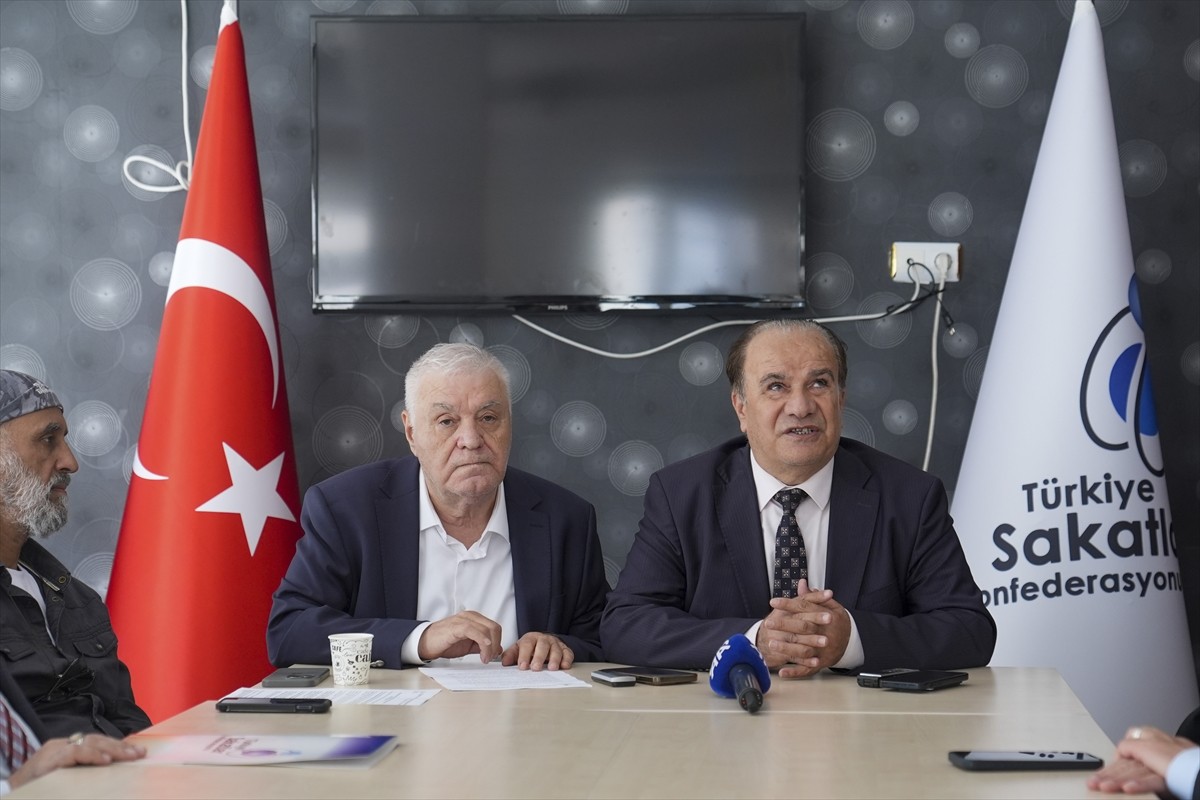 Türkiye Sakatlar Konfederasyonu Başkanı Yusuf Çelebi (sağda), Engelliler Haftası dolayısıyla...