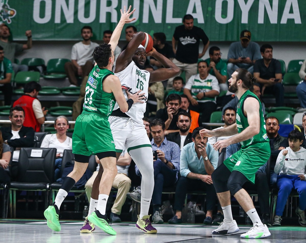 Türkiye Sigorta Basketbol Süper Ligi'nin 29. haftasında Bursaspor Yörsan ile Darüşşafaka Lassa...