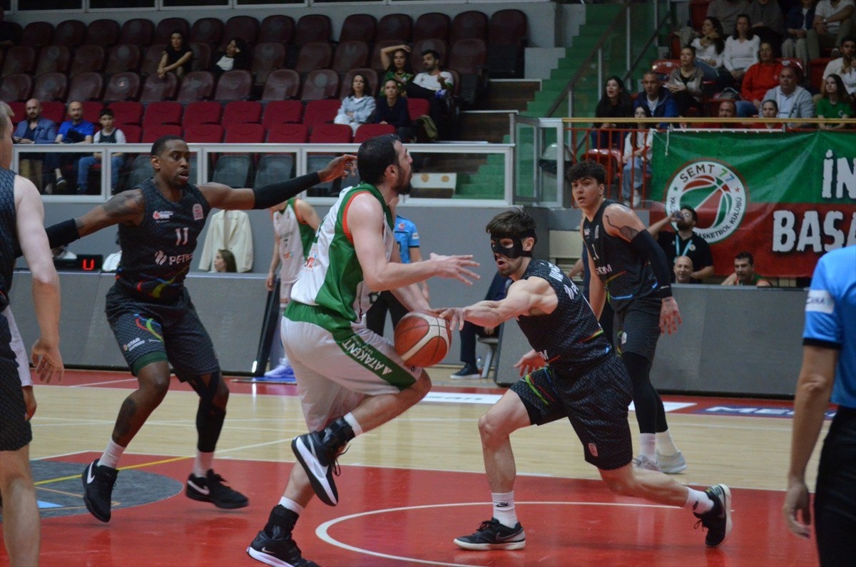 Türkiye Sigorta Basketbol Süper Ligi'nin 29. haftasında Semt77 Yalovaspor ile Aliağa Petkim...