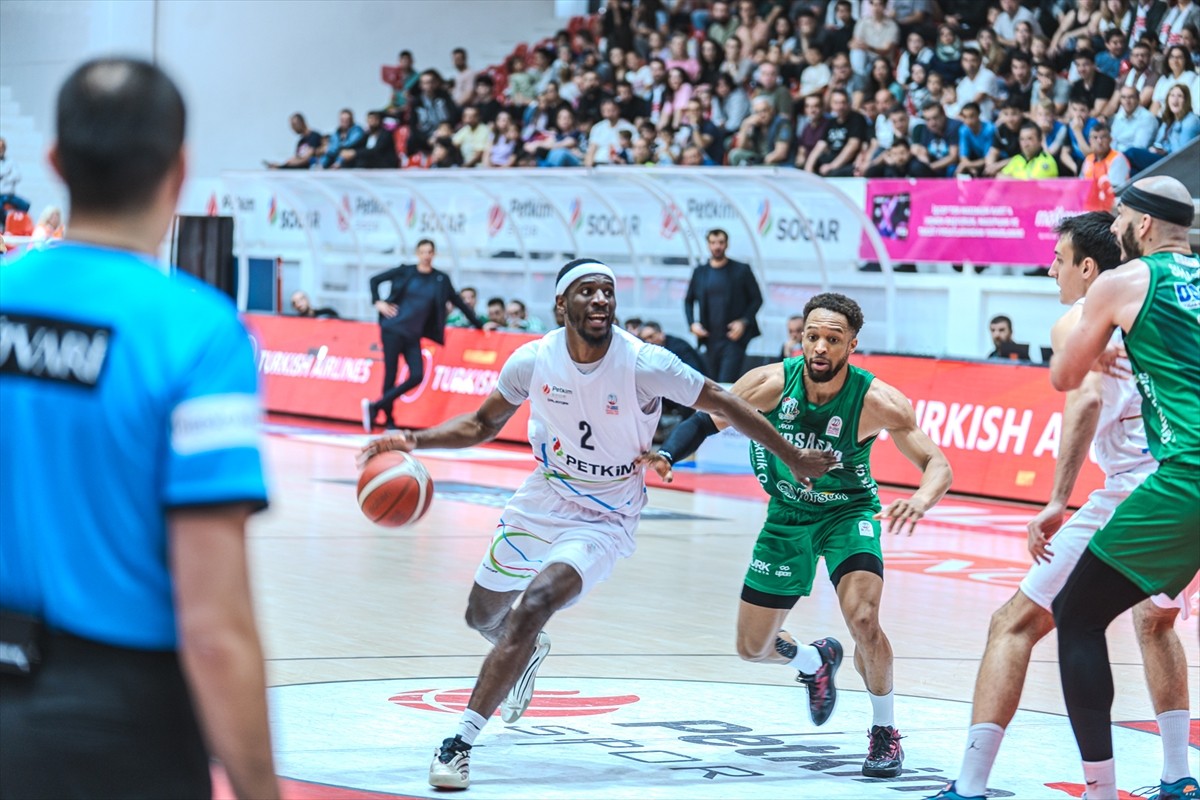 Türkiye Sigorta Basketbol Süper Ligi'nin 30. ve son haftasında Aliağa Petkimspor ile Bursaspor...