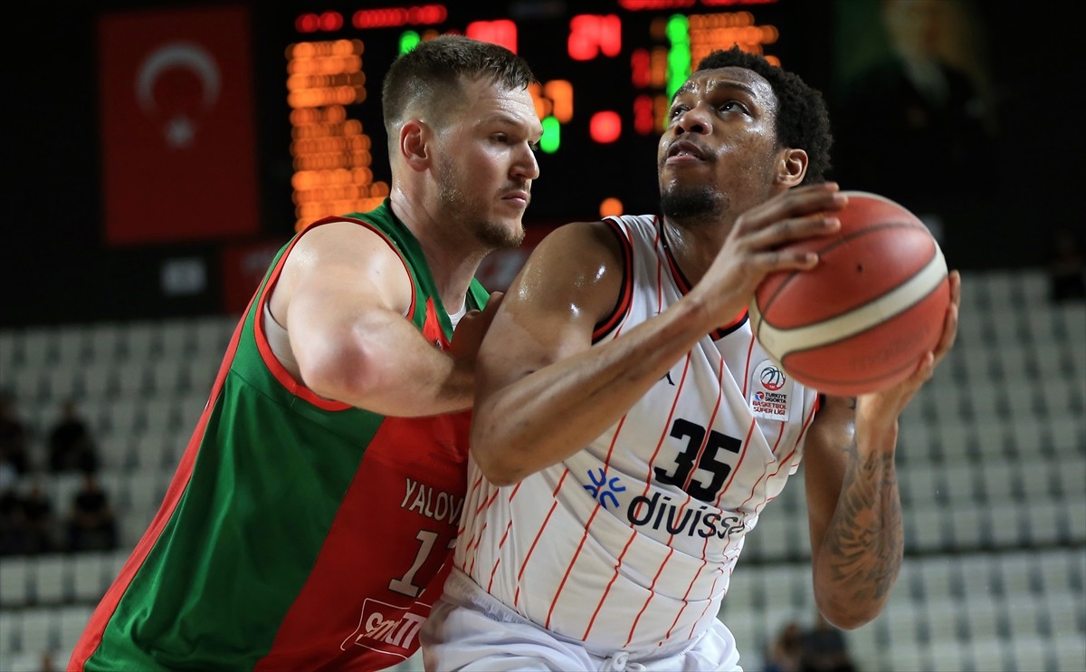 Türkiye Sigorta Basketbol Süper Ligi’nde normal sezonun son haftasında Manisa Basket Divissa ile...