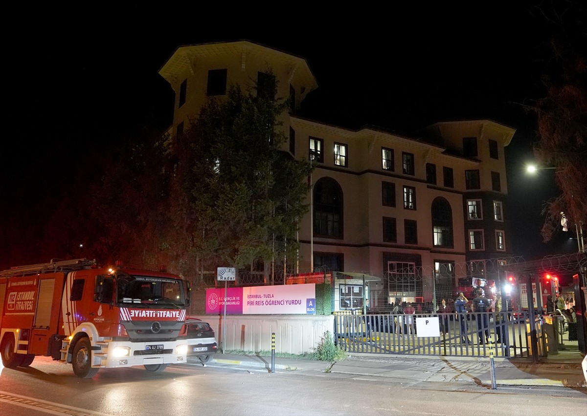 Tuzla’da 2500 kişilik kız öğrenci yurdunun giriş katında çıkan yangın nedeniyle öğrenciler tedbir...