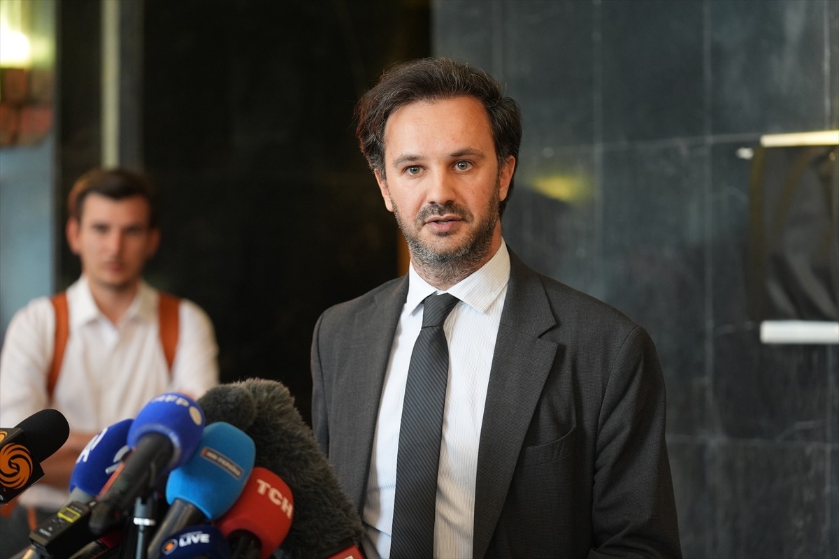 Ukrayna heyeti, İstanbul'daki Cumhurbaşkanlığı Dolmabahçe Çalışma Ofisi'nde Türkiye’nin ev...