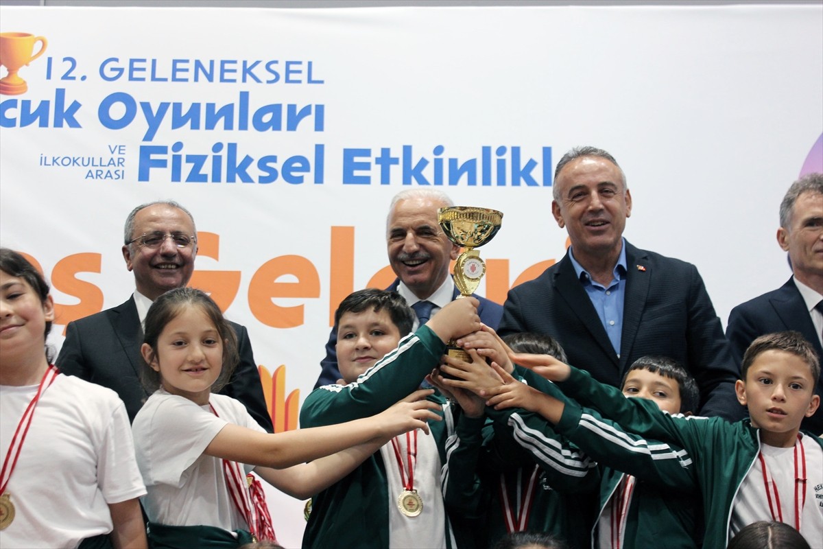 Ümraniye'de 12. Geleneksel Çocuk Oyunları ve İlkokullar Arası Fiziksel Etkinlikler'in kapanış...