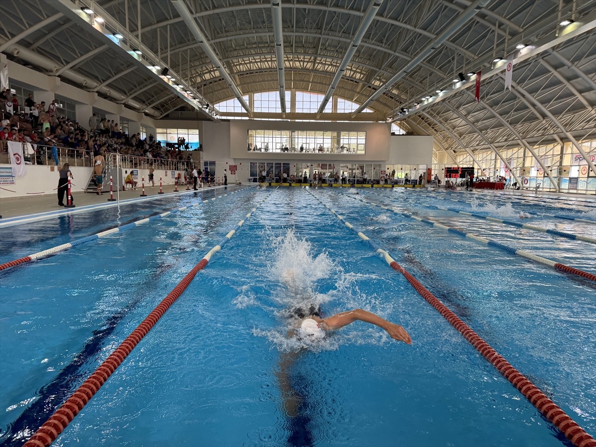 Üniversiteler Arası Türkiye Yüzme Şampiyonası, Isparta'da başladı.