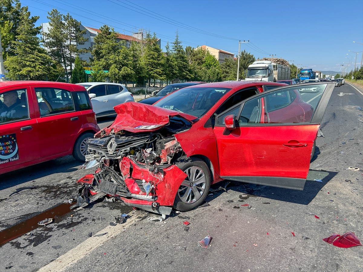 Uşak'ta 4 otomobilin çarpıştığı zincirleme trafik kazasında 7 kişi yaralandı.