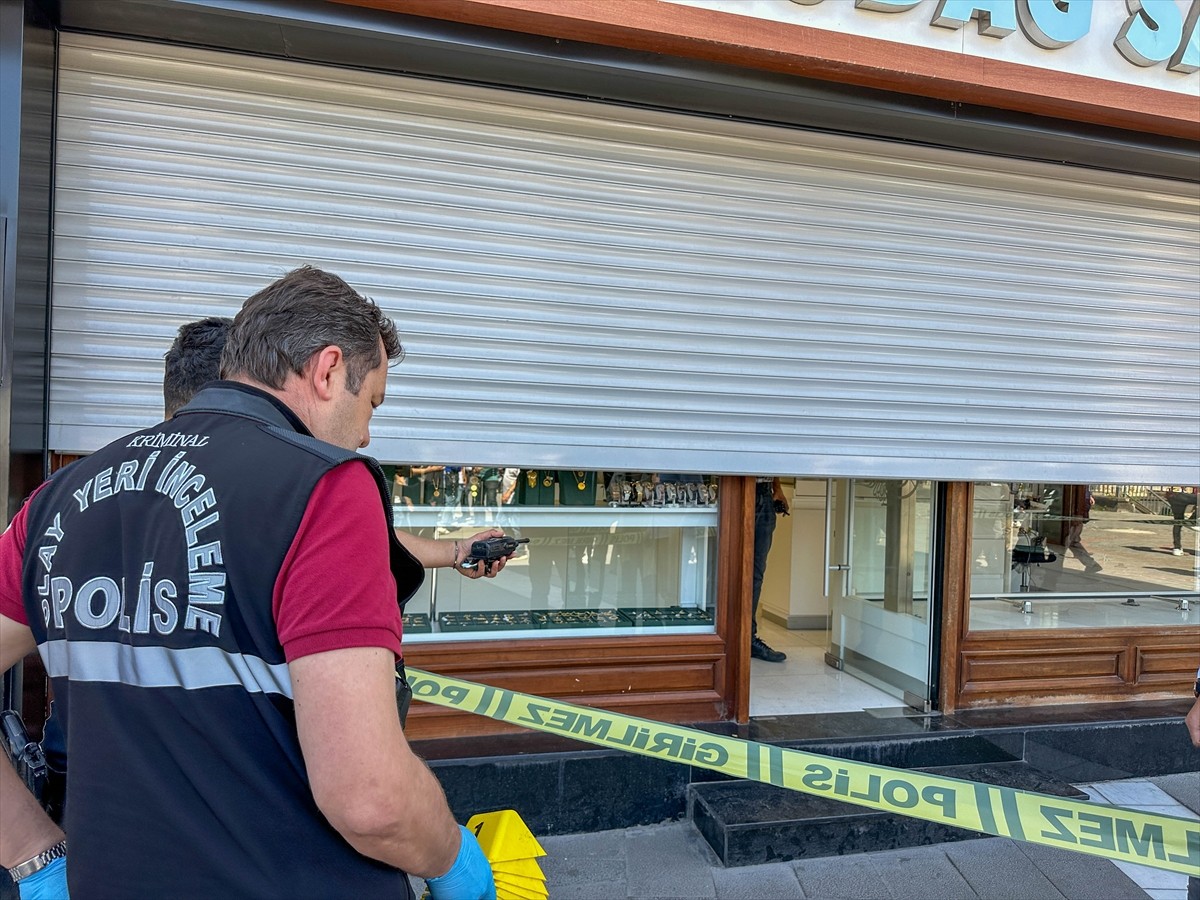Uşak'ta bir kuyumcuda silahla ateş açılması sonucu 2 kişi yaralandı. Polis ekipleri olay yeri ve...