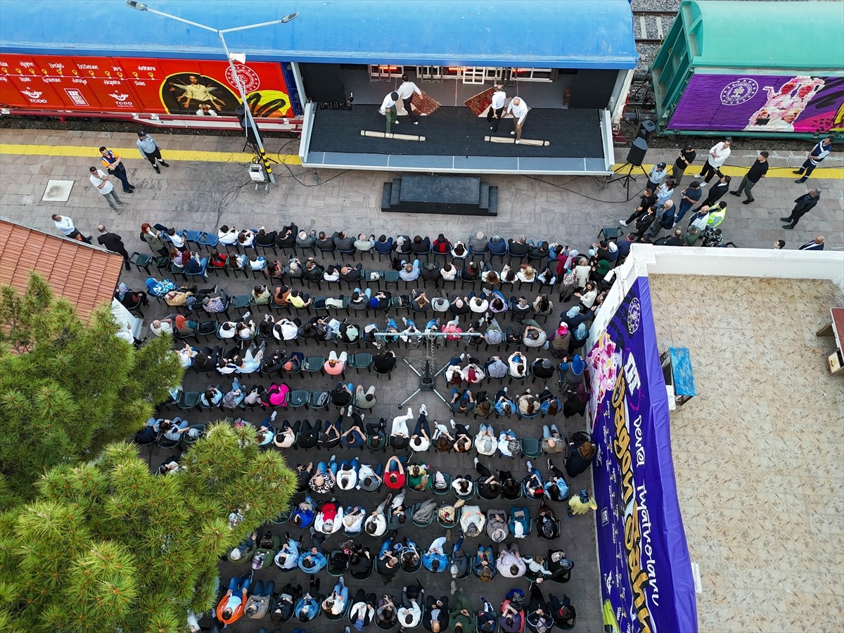 Uşak'ta vatandaşlar, "Vagon Sahne Projesi" kapsamında raylar üzerindeki sahnede "Misafir" adlı...