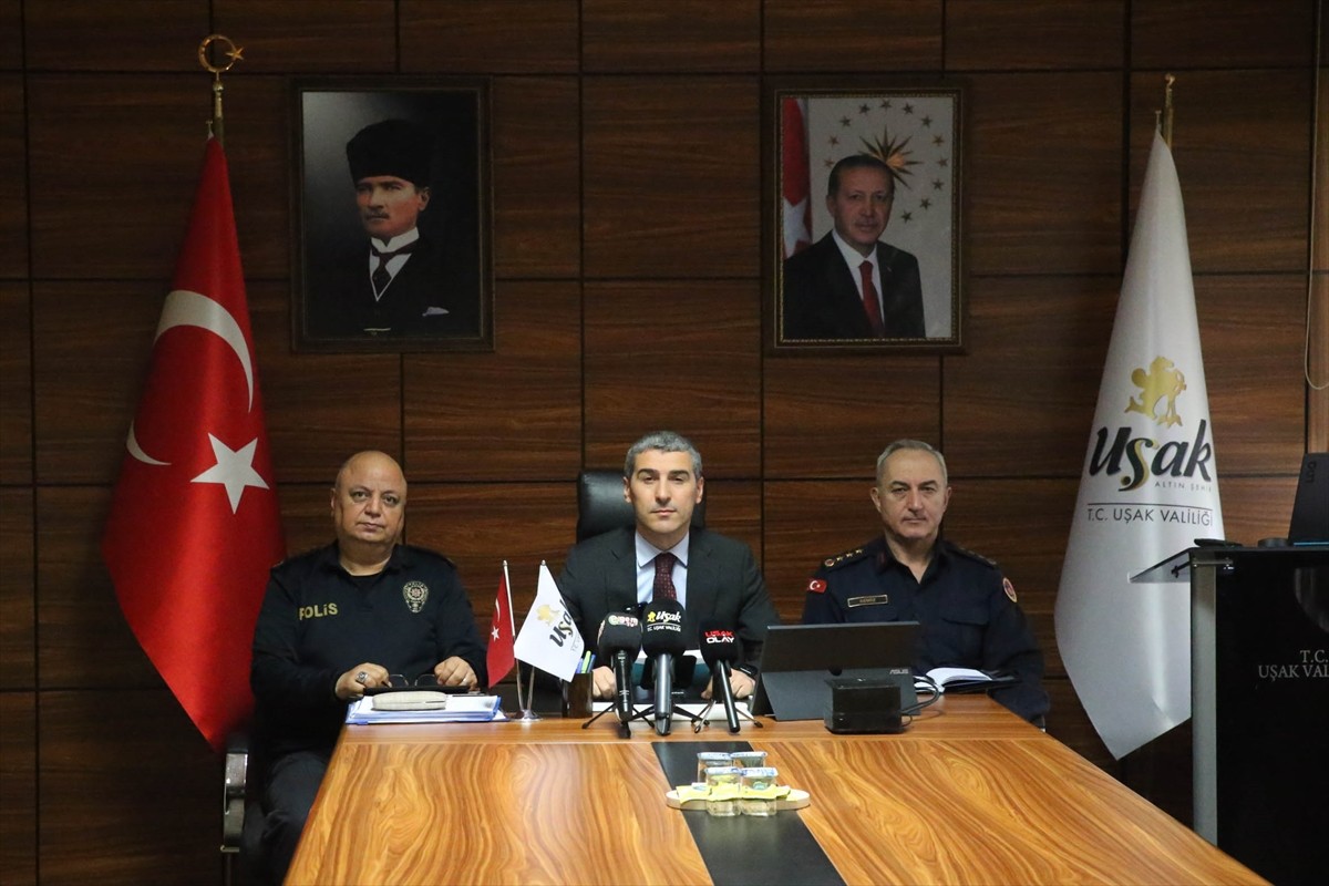 Uşak Valisi Naci Aktaş (ortada) başkanlığında Valilik Toplantı Salonu'nda Güvenlik ve Asayiş...