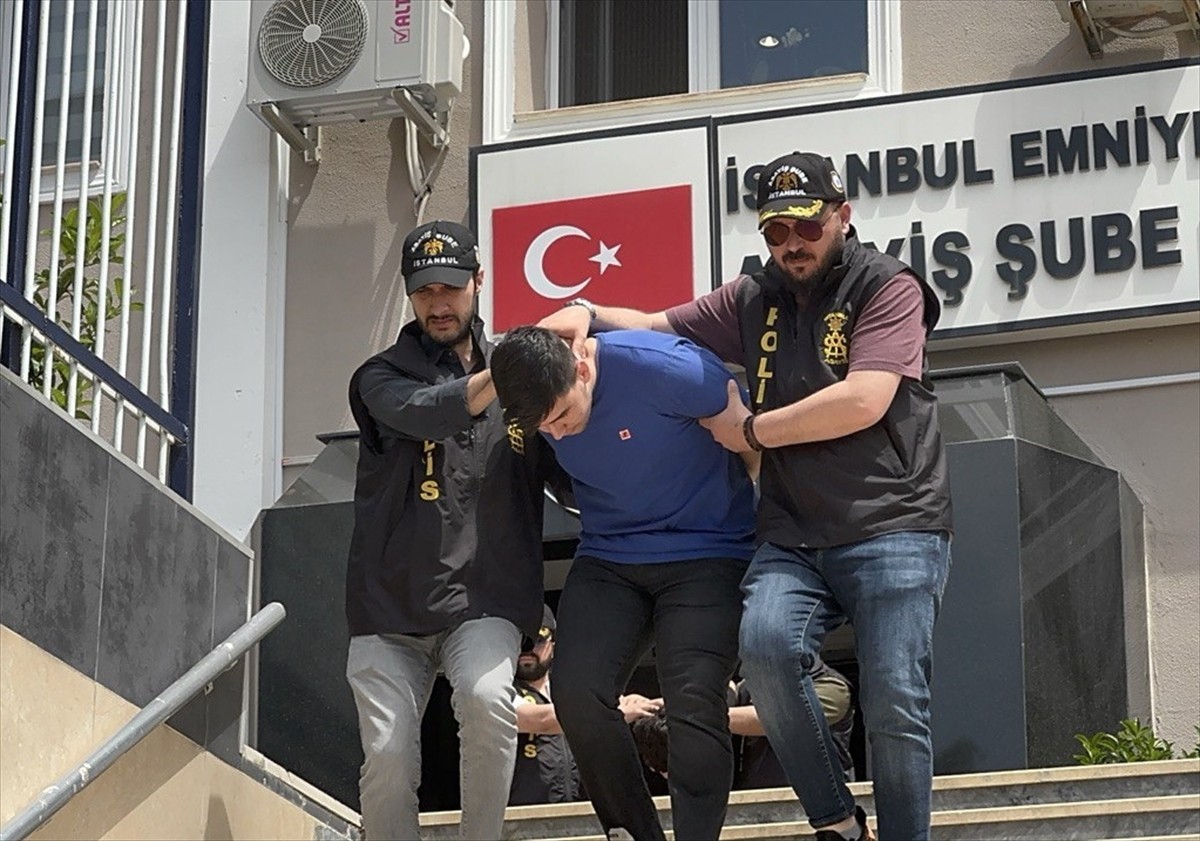 Üsküdar'da, bir fırına silahla ateş ettiği iddiasıyla gözaltına alınan 2 şüpheliden 1'i...