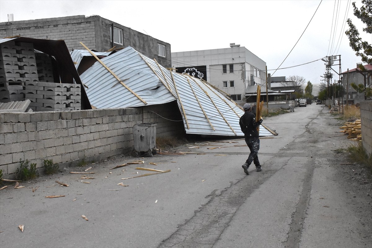 Van'da etkili olan şiddetli rüzgar, bazı ev ve iş yerlerinin çatılarına zarar verdi. Edremit...