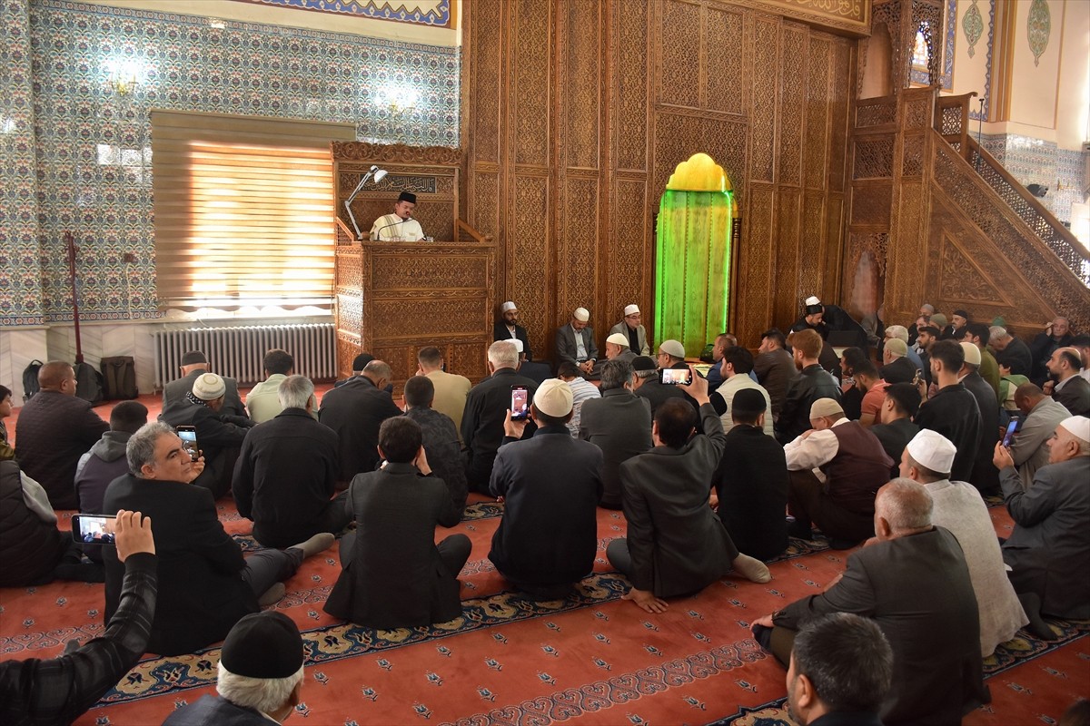 Van'da İl Müftülüğü tarafından, İpekyolu ilçesindeki Ulu Cami'de "Kur'an-ı Kerim ziyafeti"...