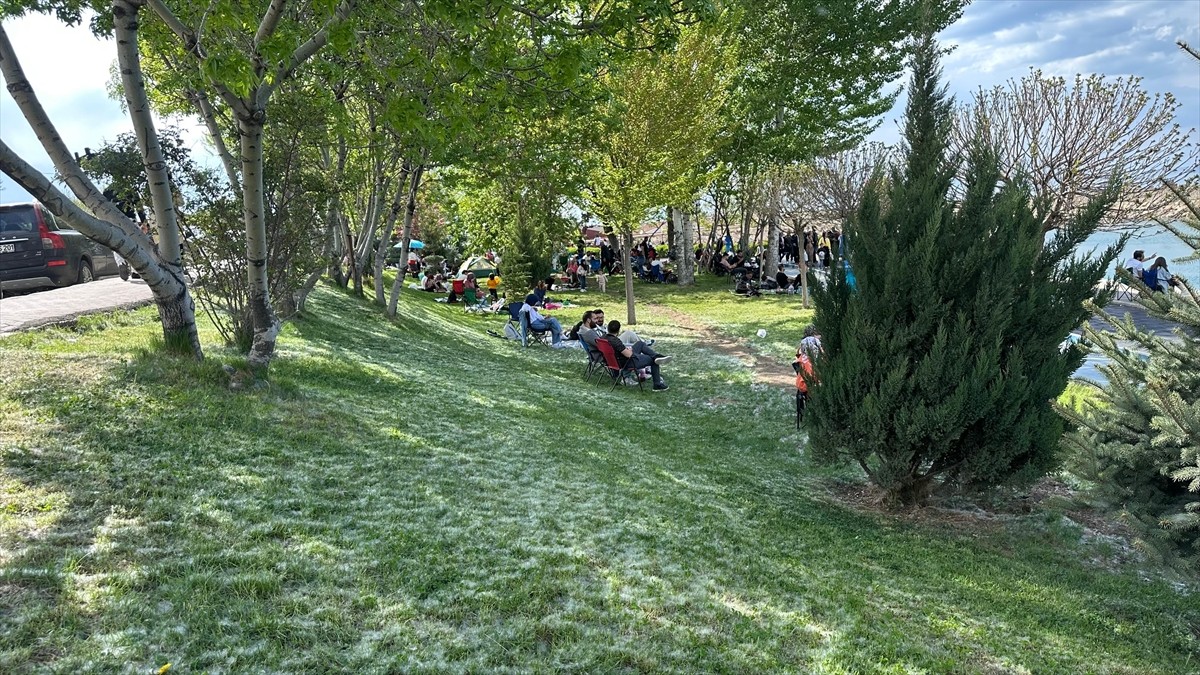 Van'da son günlerde artan polen yoğunluğu nedeniyle alerjik şikayetlerin arttığı belirtildi....