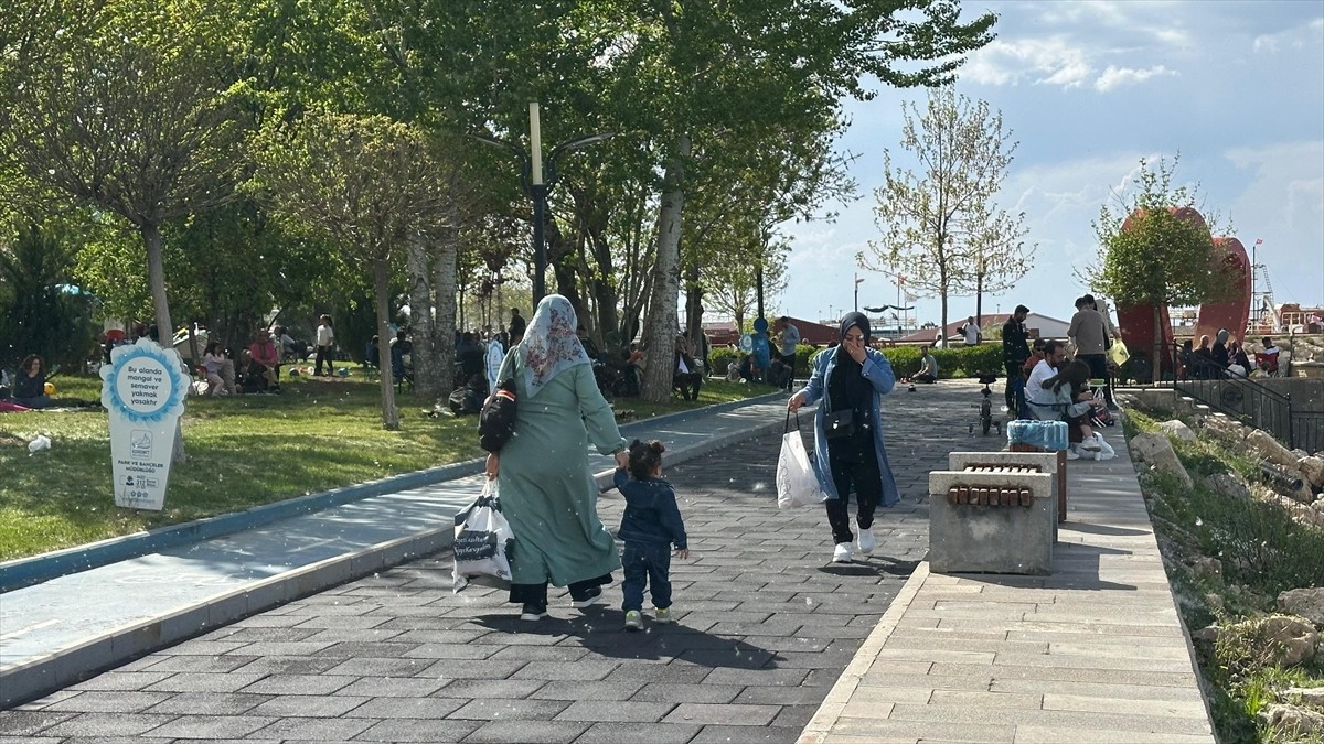 Van'da son günlerde artan polen yoğunluğu nedeniyle alerjik şikayetlerin arttığı belirtildi....