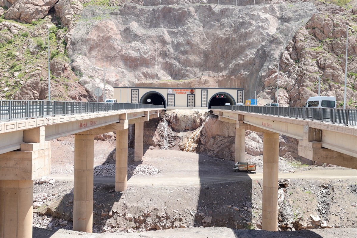 Van'dan Hakkari ve Yüksekova'ya ulaşımın sağlandığı kara yoluna inşa edilen tünellerle trafiğin...