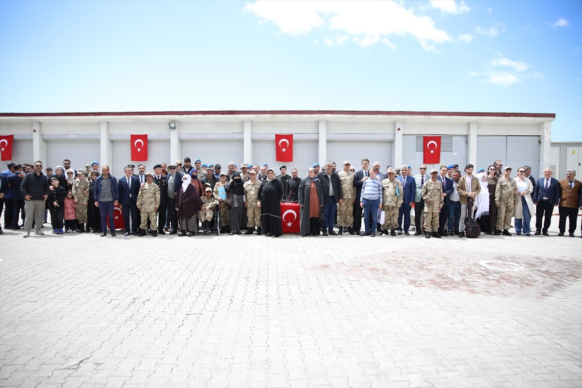 Van'ın Erciş ilçesinde, Engelliler Haftası etkinlikleri kapsamında bir günlüğüne asker olan 11...
