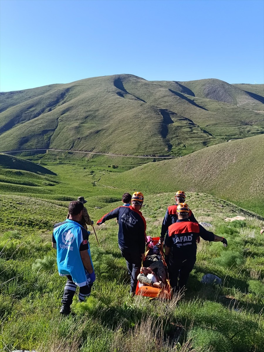 Van'ın Gevaş ilçesinde dağlık alanda ayağı kayaların arasına sıkışan kişi, ambulans helikopterle...
