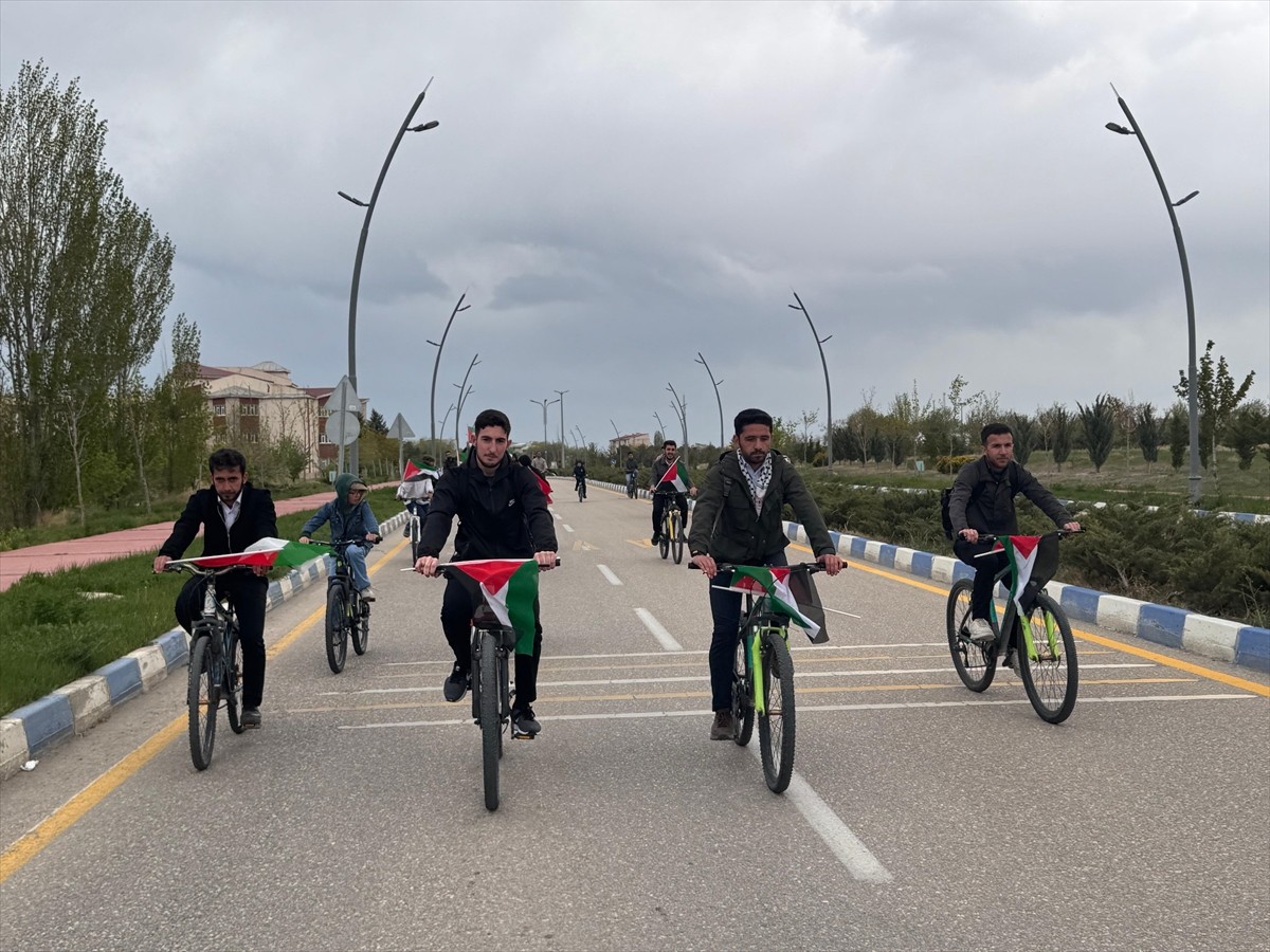 Van Yüzüncü Yıl Üniversitesi'nde (Van YYÜ) akademisyen ve öğrenciler, İsrail'in Gazze'ye yönelik...