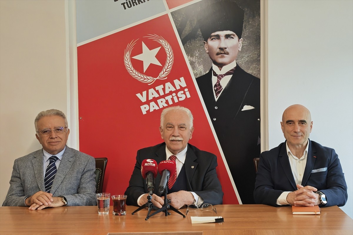 Vatan Partisi Genel Başkanı Doğu Perinçek (ortada), partisinin Beyoğlu'ndaki İstanbul İl...