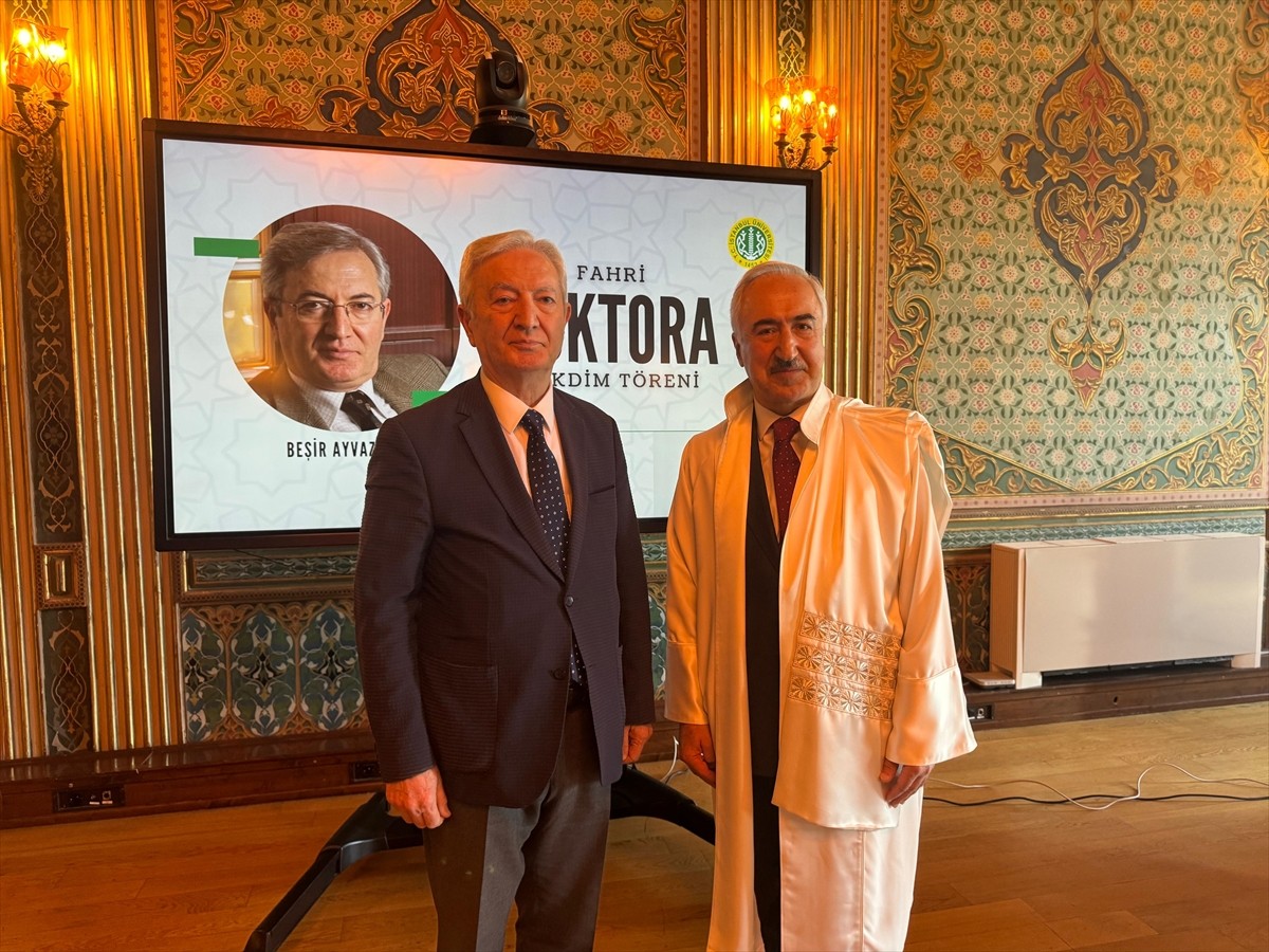 Yazar Beşir Ayvazoğlu'na (solda) İstanbul Üniversitesi (İÜ) tarafından "fahri doktora" ünvanı...