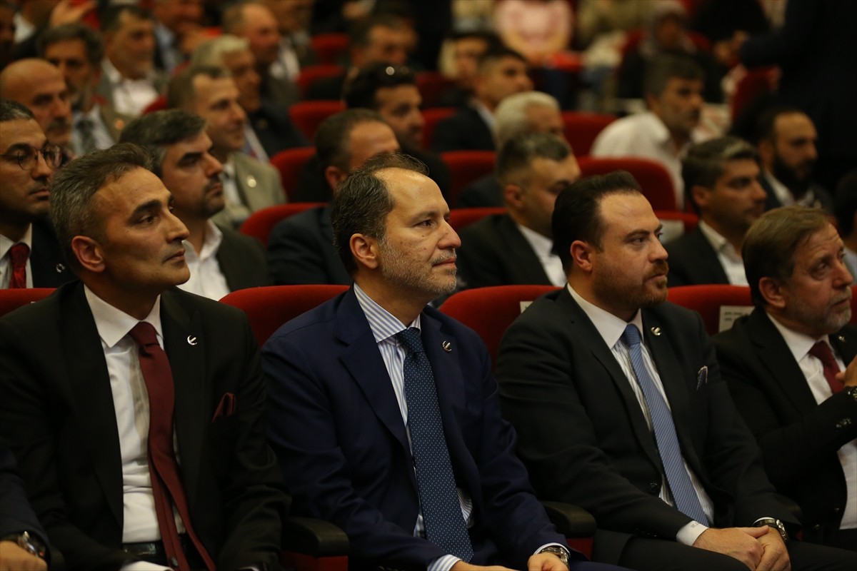 Yeniden Refah Partisi Genel Başkanı Fatih Erbakan, Erzurum'un Palandöken ilçesinde Necip Fazıl...