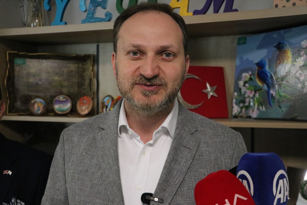 Yeşilay Genel Başkanı Doç. Dr. Mehmet Dinç (sağ 3), Tekirdağ'da Yeşilay Danışmanlık Merkezi'ni...