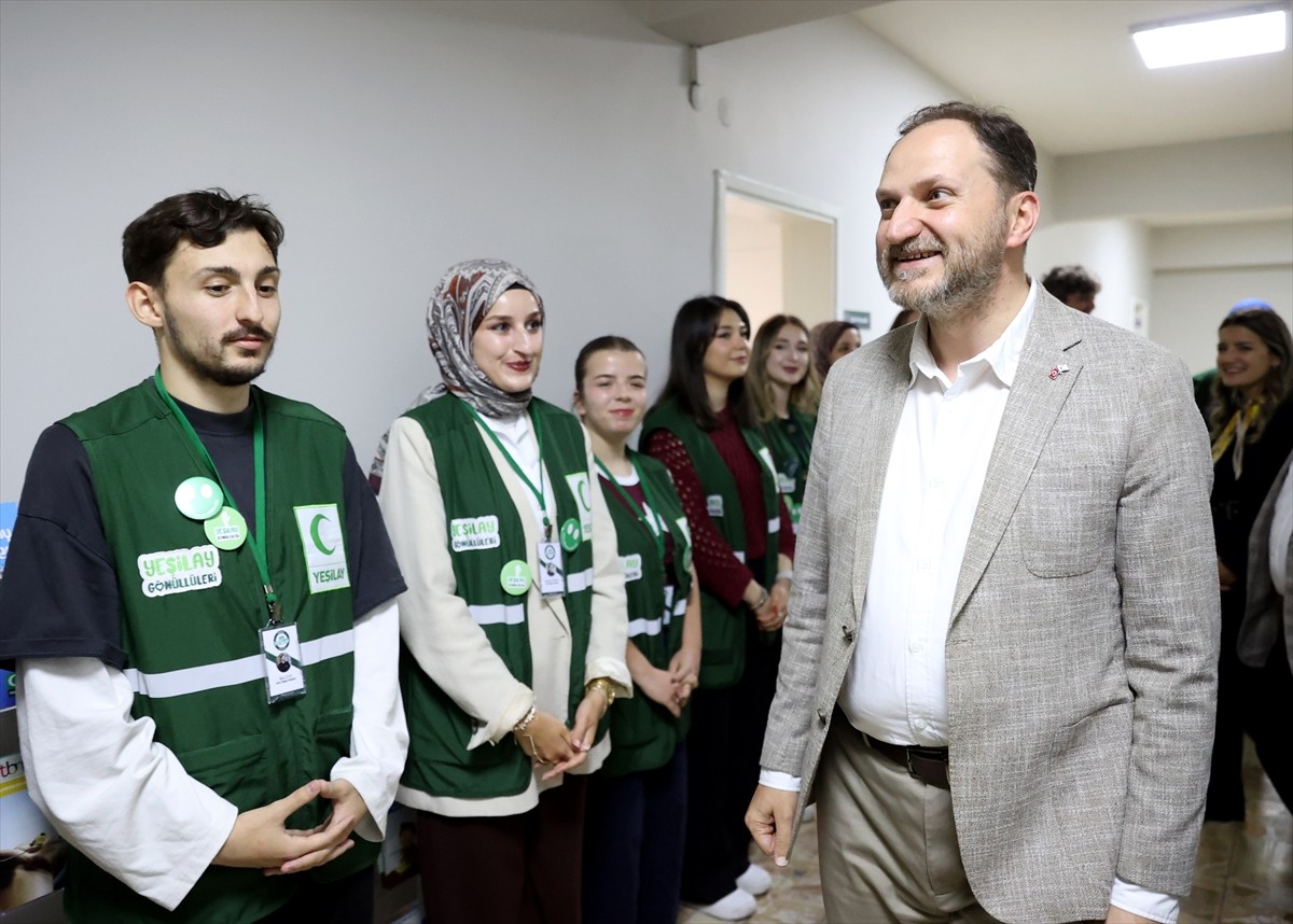 Yeşilay Genel Başkanı Mehmet Dinç, çeşitli temaslarda bulunmak üzere geldiği Kırklareli'nde...