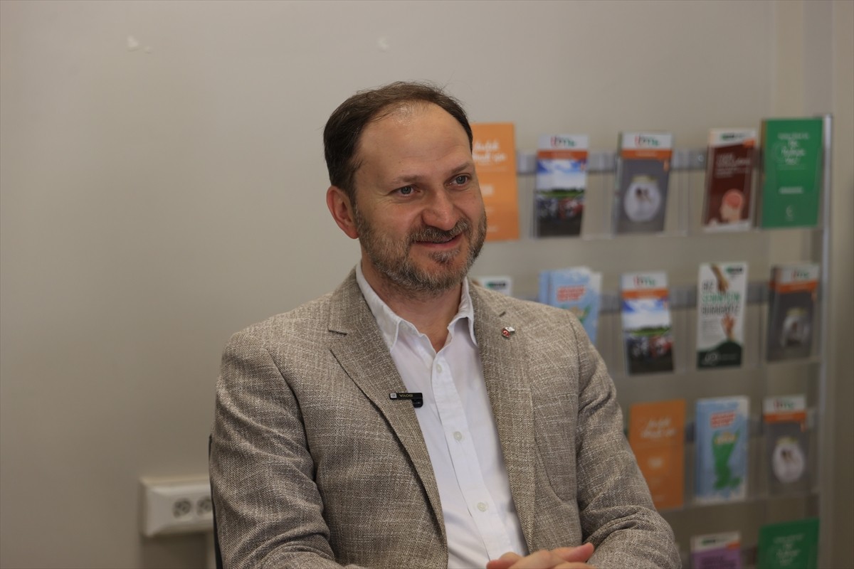 Yeşilay Genel Başkanı Mehmet Dinç, Yeşilay Edirne Şubesi'ni ziyaret etti. Dinç, burada bir konuşma...